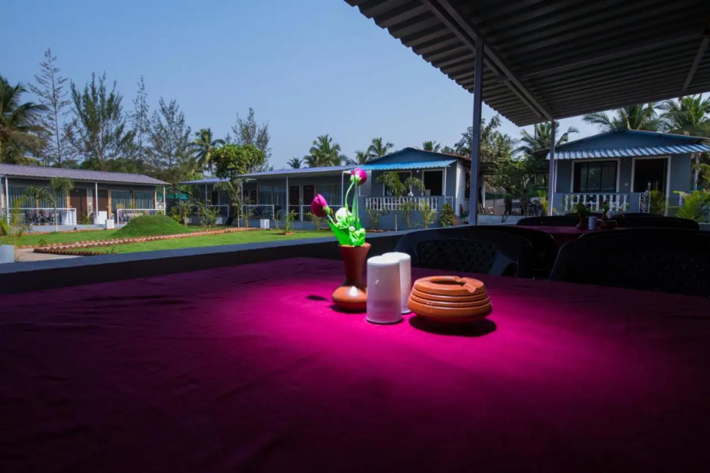 Treebo Lands End Beach Resort - 100m From Morjim Beach