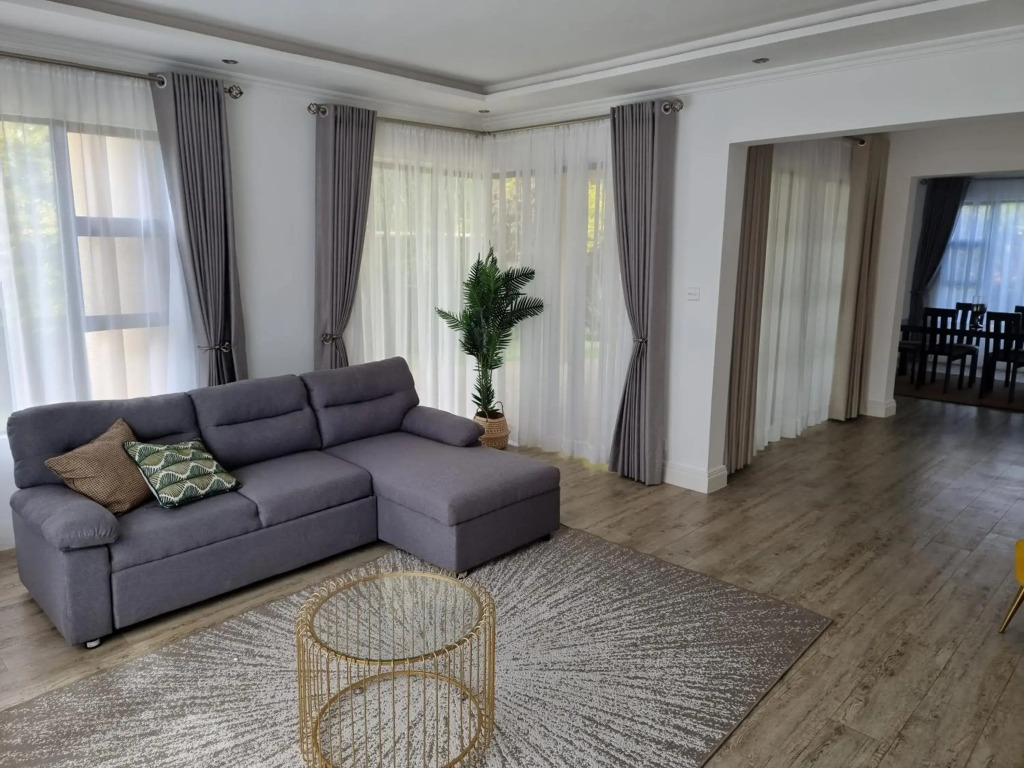 Beautiful 3 bedroom home in a gated complex with private garden and pool