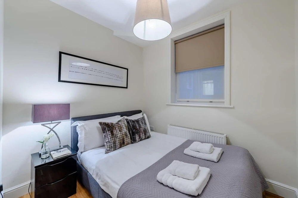 Modern Three Bedroom Apartment in Hammersmith