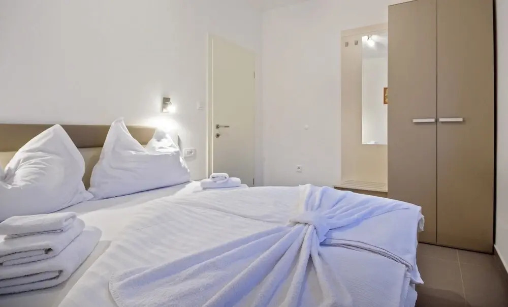Apartments Bisernica