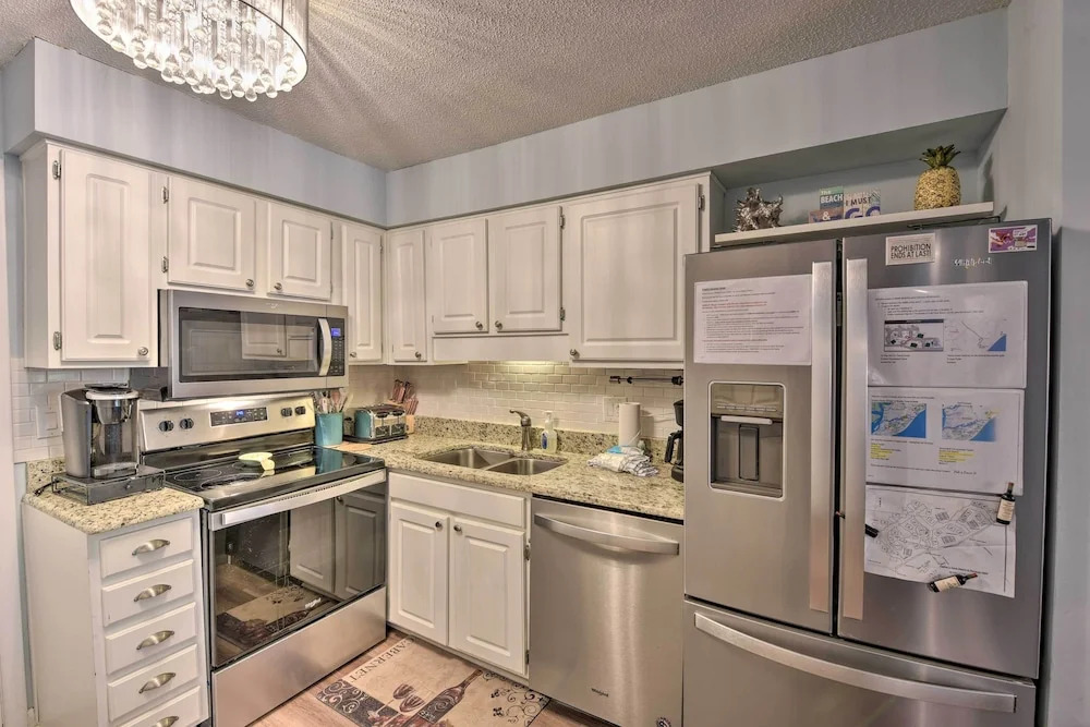 Walk to Beach: Hilton Head Condo w/ Pool Access