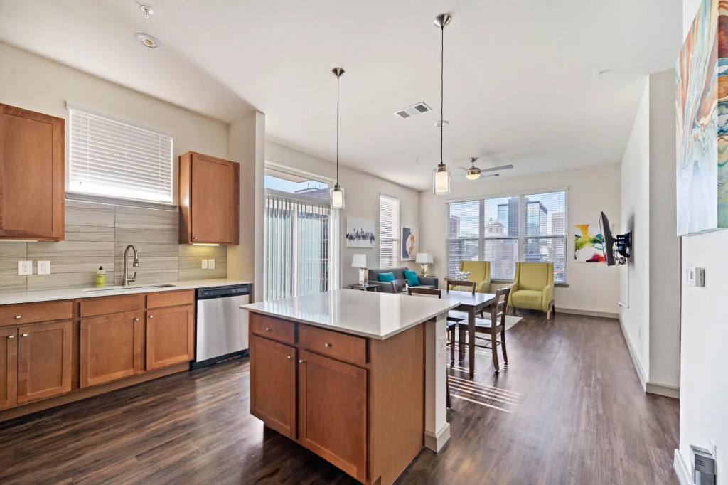 Deep Cleaned Modern 2BR Apt Downtown Location