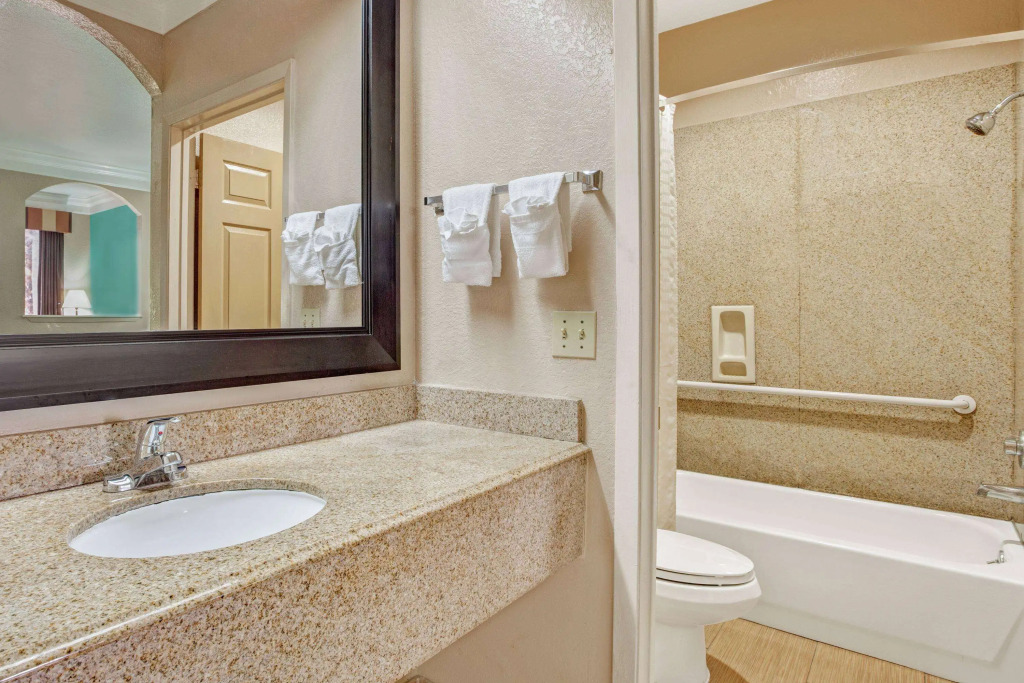 Super 8 by Wyndham Galveston