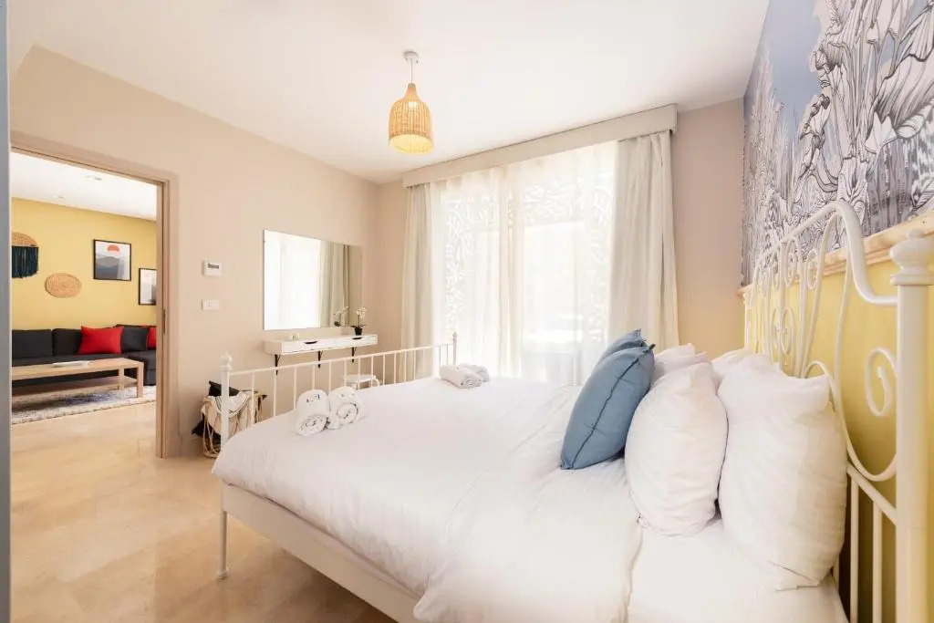 Xuru Stays I Exotic 1bdr w/ Outdoor Terrace Pool & Beach Access