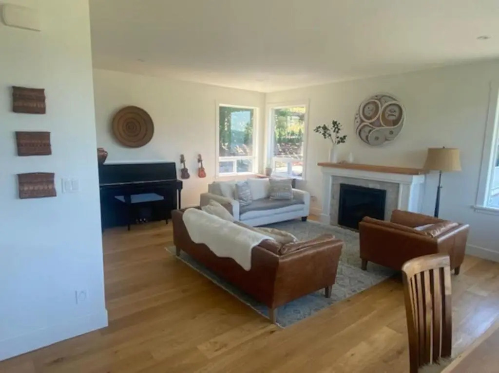 John and Jacqueline Big 4 Bd, 4 Ba home, Steps to Ocean with EV Charger