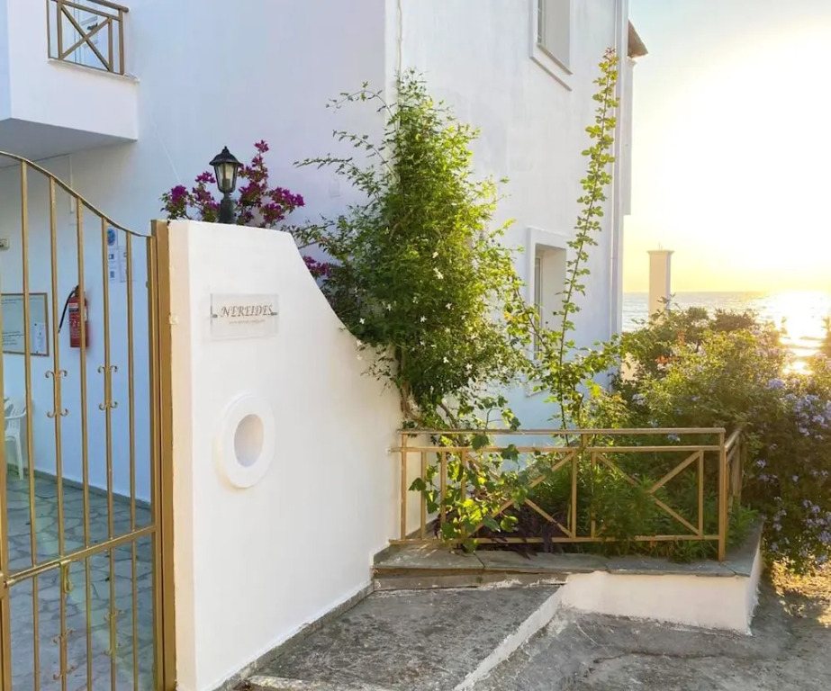 Beachfront 2-bed Luxury Suite - Agios Gordios Corfu Greece