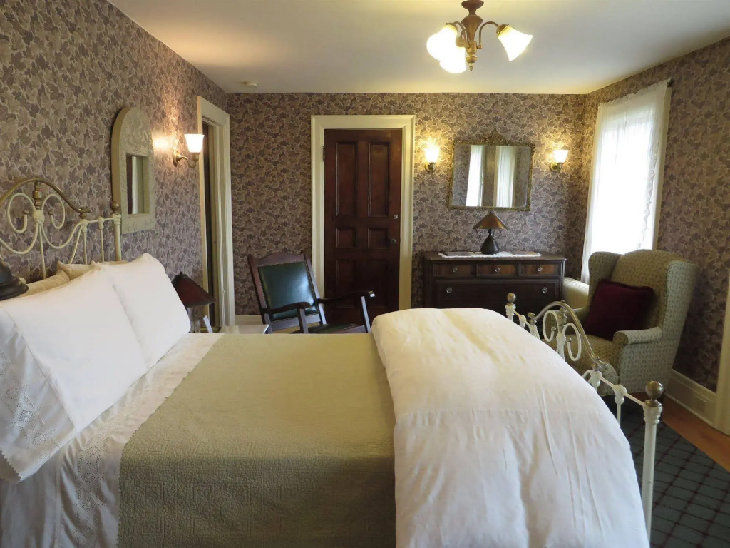 Stone Chalet Bed & Breakfast Inn