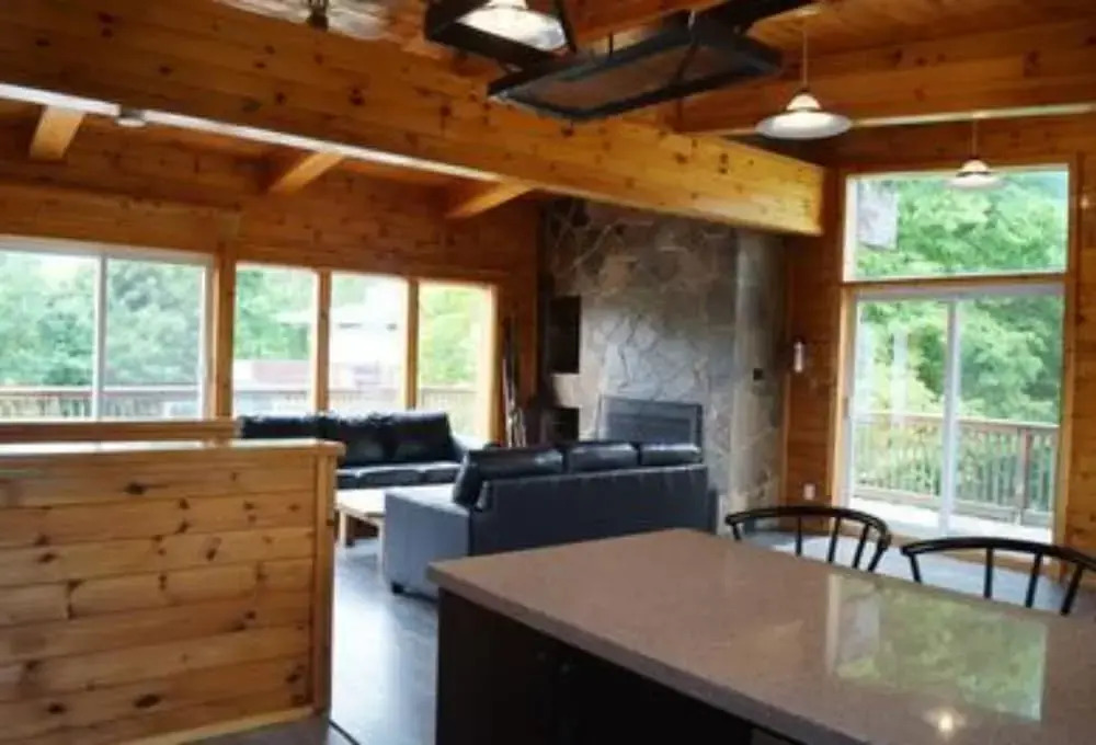 6 Bed Chalet w/ Hot Tub, Unit 8L