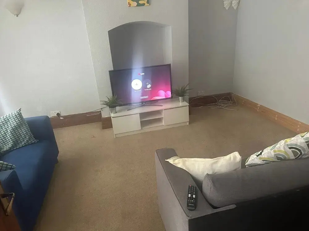 Spacious House- Parking, Garden & Central Location
