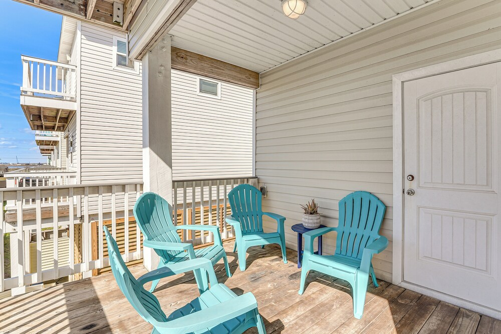 1 Min Walk to Beach: A Surfside Beach Favorite!