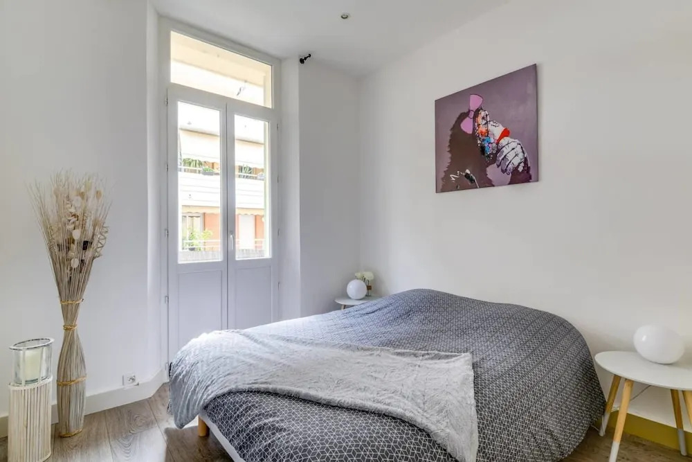 Beautiful Modern 2 Bedroom Apartment in Center