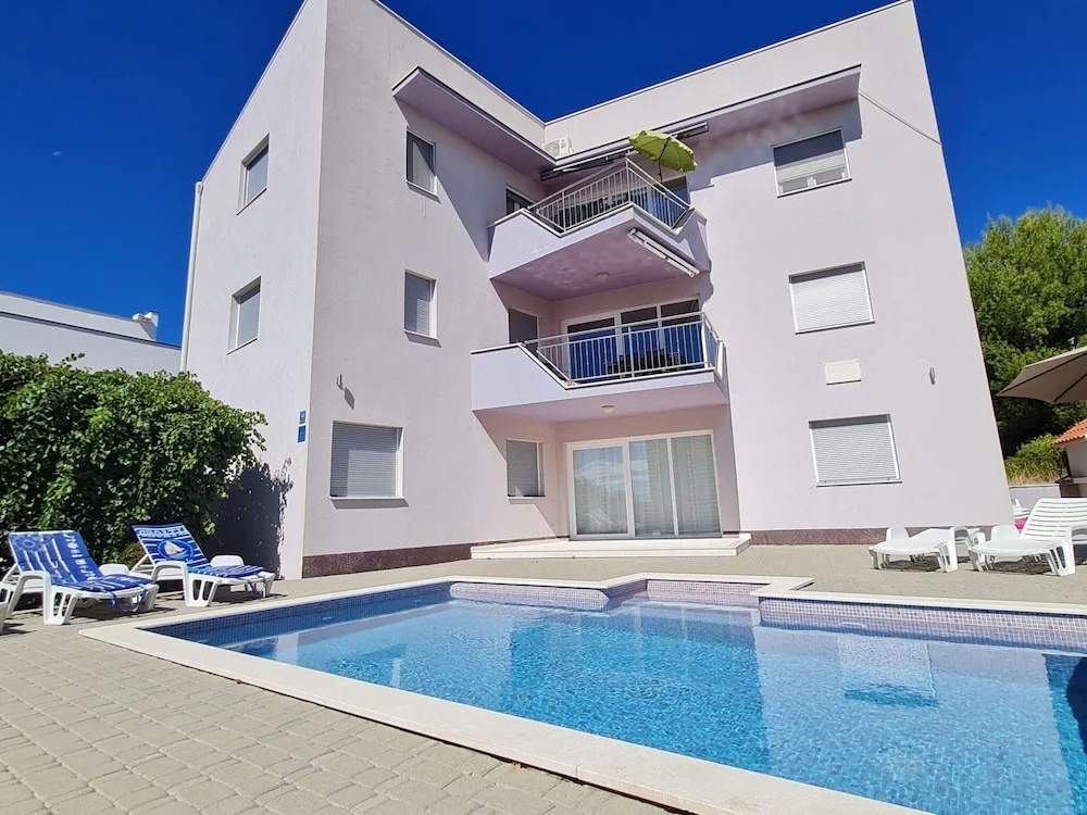 Nice Apartment With Shared Swimming Pool Near the Beach and Trogir