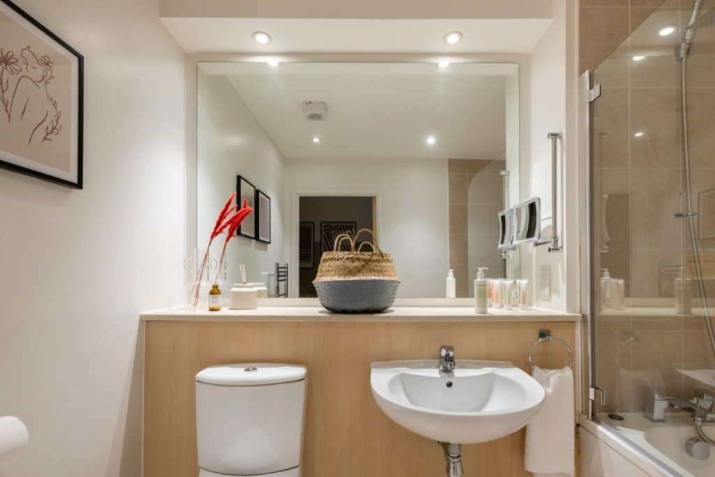 The Bow Mews - Modern & Bright 2BDR Apartment with Patio
