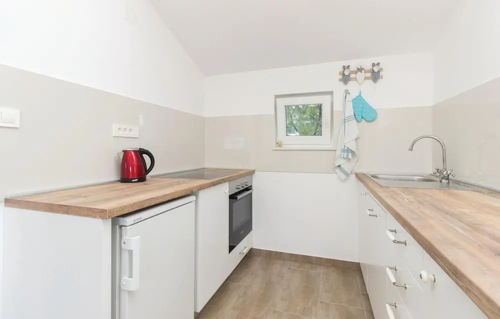 Four-Bedroom Holiday Home In Zdrelac