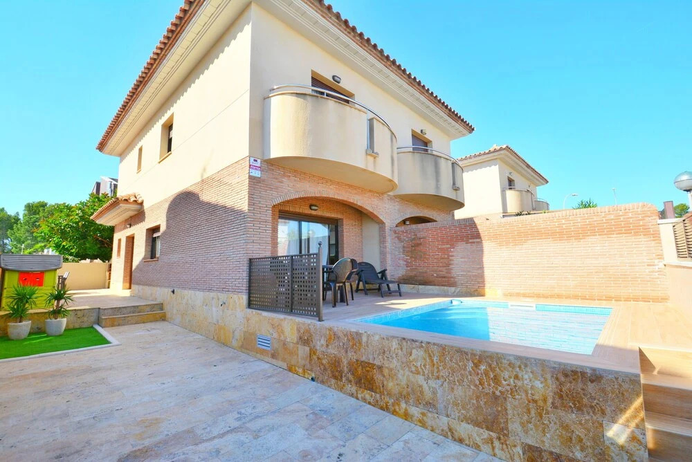 Seafront House With Private Pool and Wif