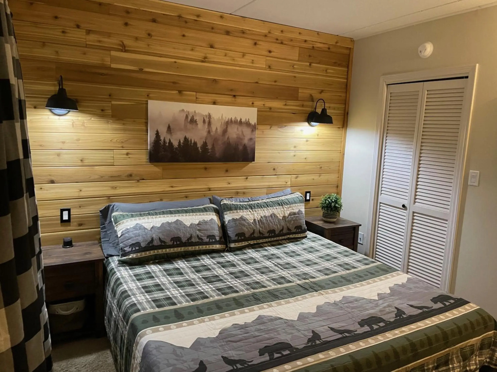 Fall into all the Smokies have to offer in this great mountain escape-Over 1500 Square Feet and Sleeps 9