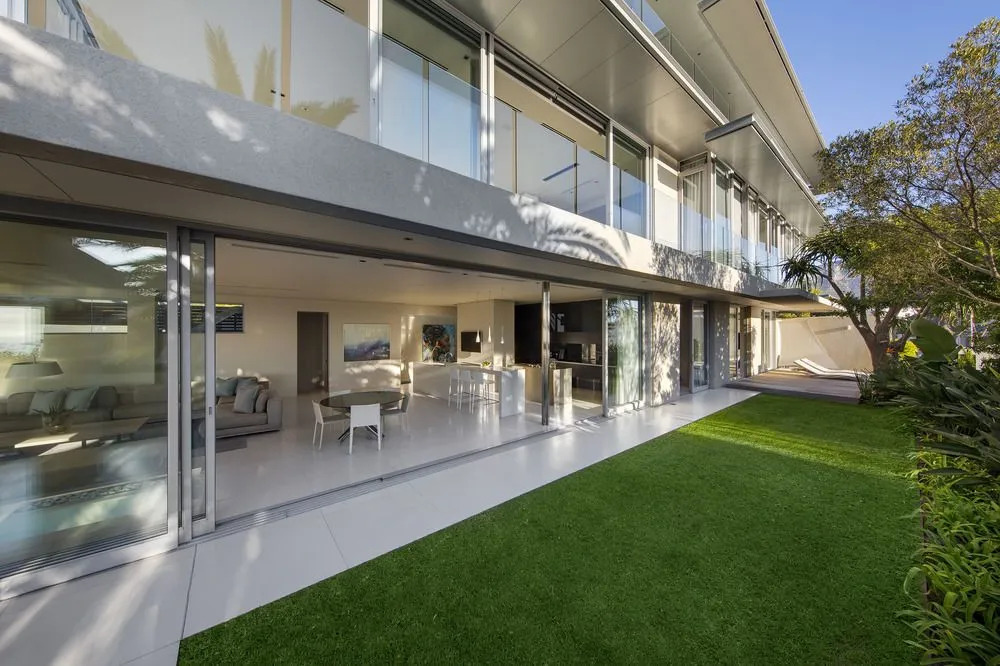 008 Bond Villa