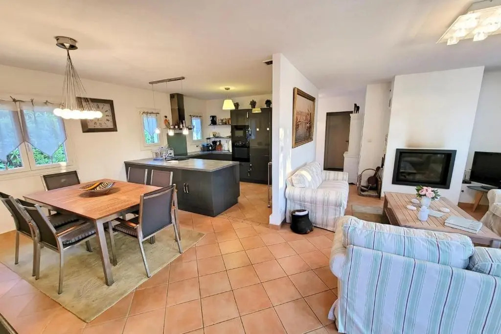 Beautiful House For 8 With Garden And Pool