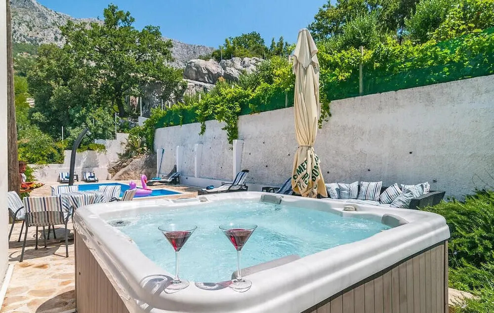 Awesome Home in Lokva Rogoznica with Hot Tub, WiFi, 7 Bedrooms