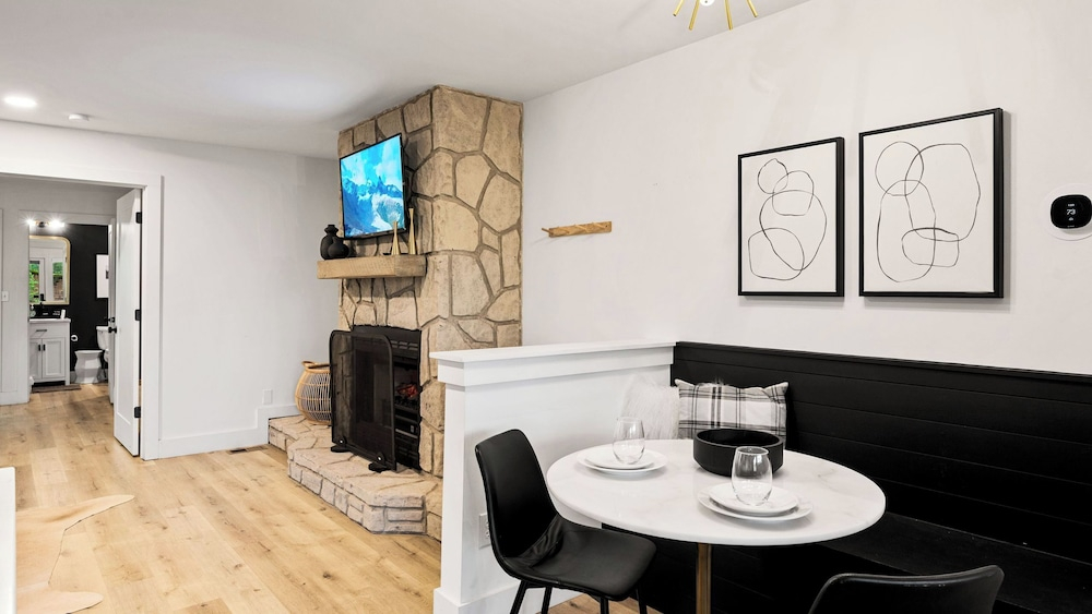 Sleeps 18 3 Suites at Firefly Mountain Lodge by Avantstay Indoor Pool, Hot Tub, Game Room, Firepit, and Playground Minutes From Dollywood