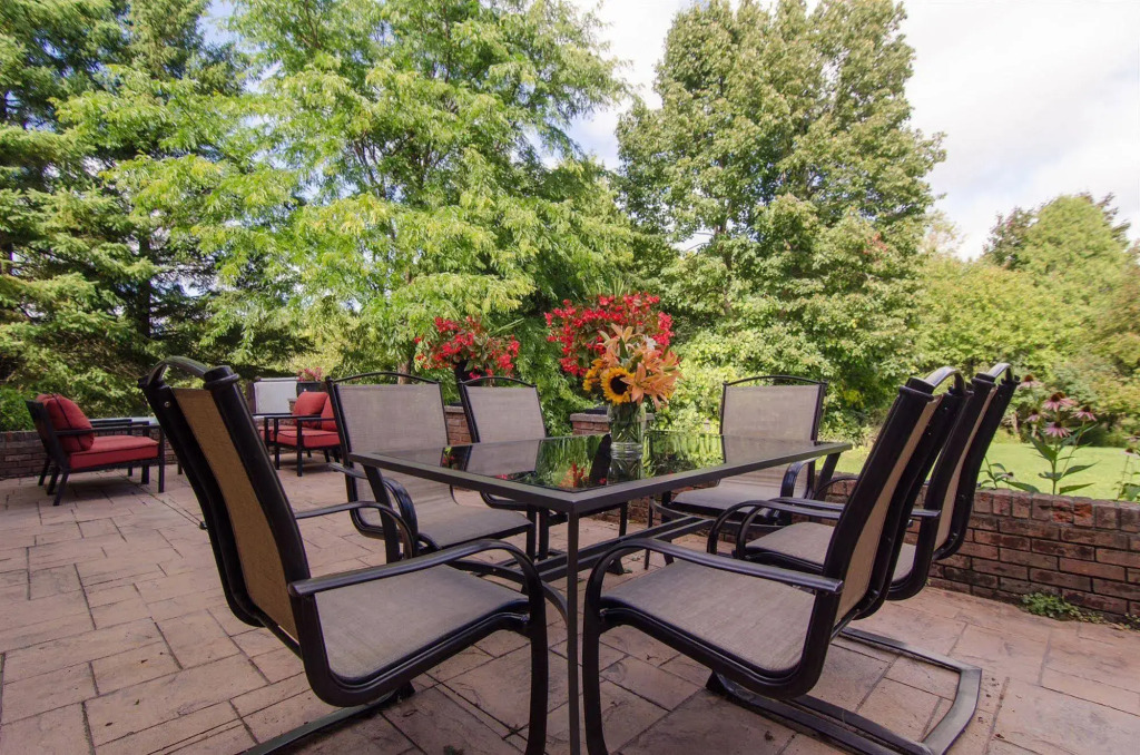 Windsong Manor Bed & Breakfast