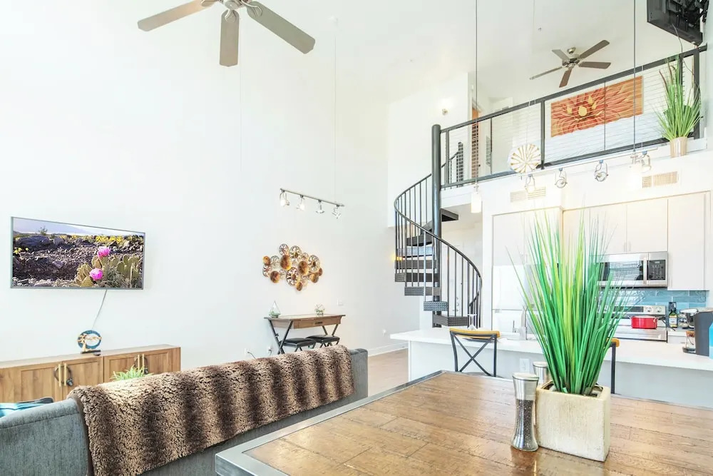 King Bed - Top Floor 2sty Loft - Parking 4058