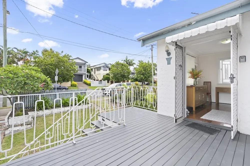 Spacious Family Home With Garden in Quiet Suburb