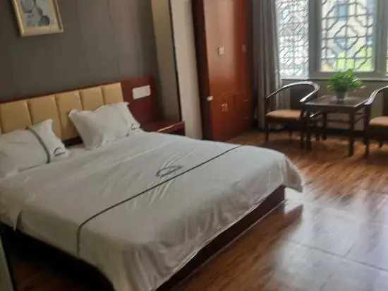 Yilong Business Hotel