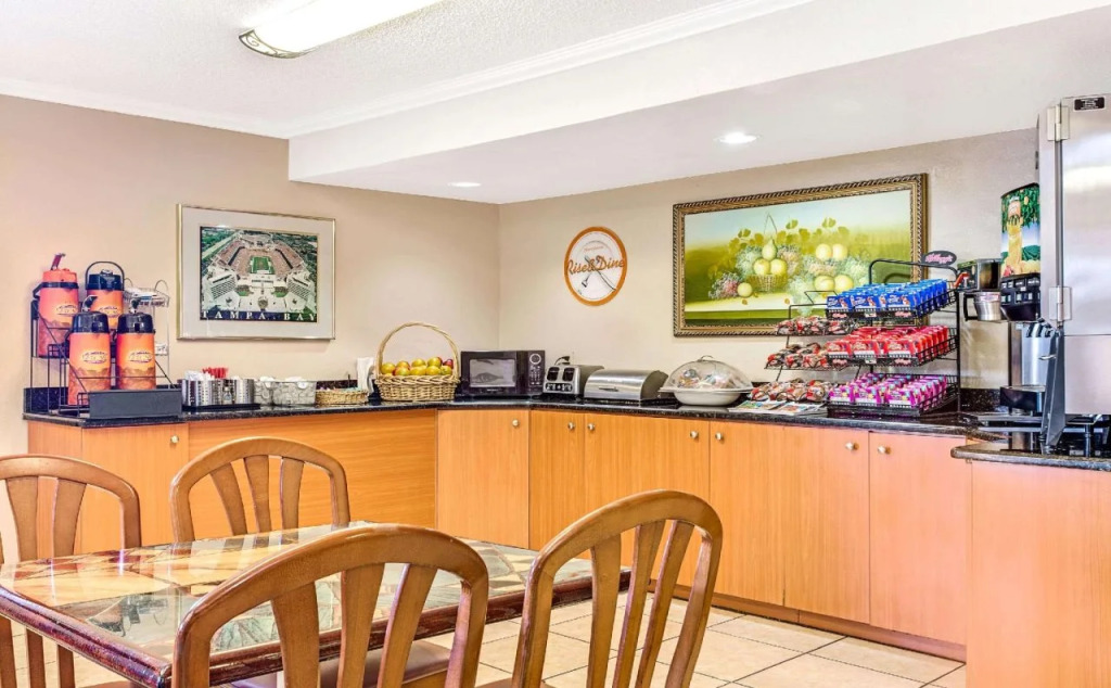 Holiday Inn Express & Suites Tampa Stadium - Airport Area by IHG