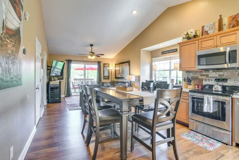 Near Silver Dollar City! Condo w/ Hot Tub & Lake
