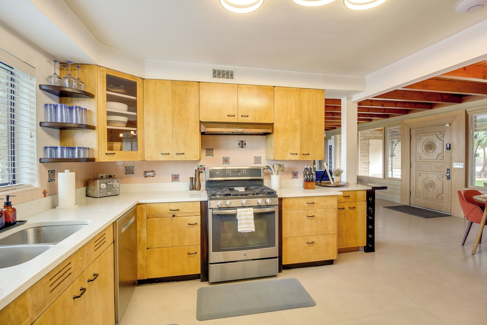 Hollywood Hills of Tucson: 20 Acres, Pool, Hot Tub