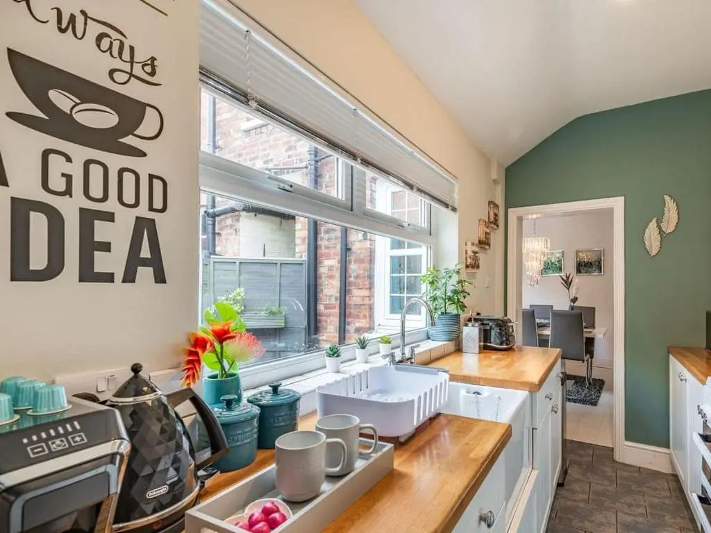 Cathedral Quarter House with free Secure Driveway Parking for 2 Cars