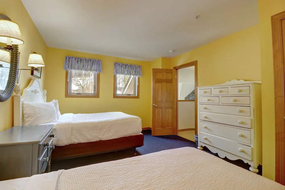 Er9 Elk Run 4 Bd 4.5 Ba 4 Bedroom Townhouse by RedAwning