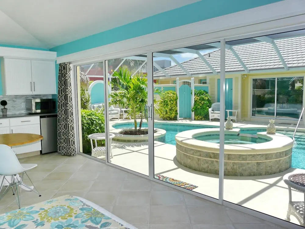Private home and guesthouse with courtyard, pool and spa