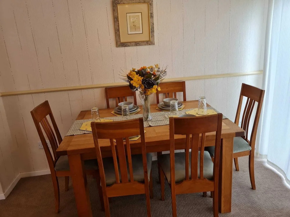 Immaculate 3-bed House With Free Parking in Bolton