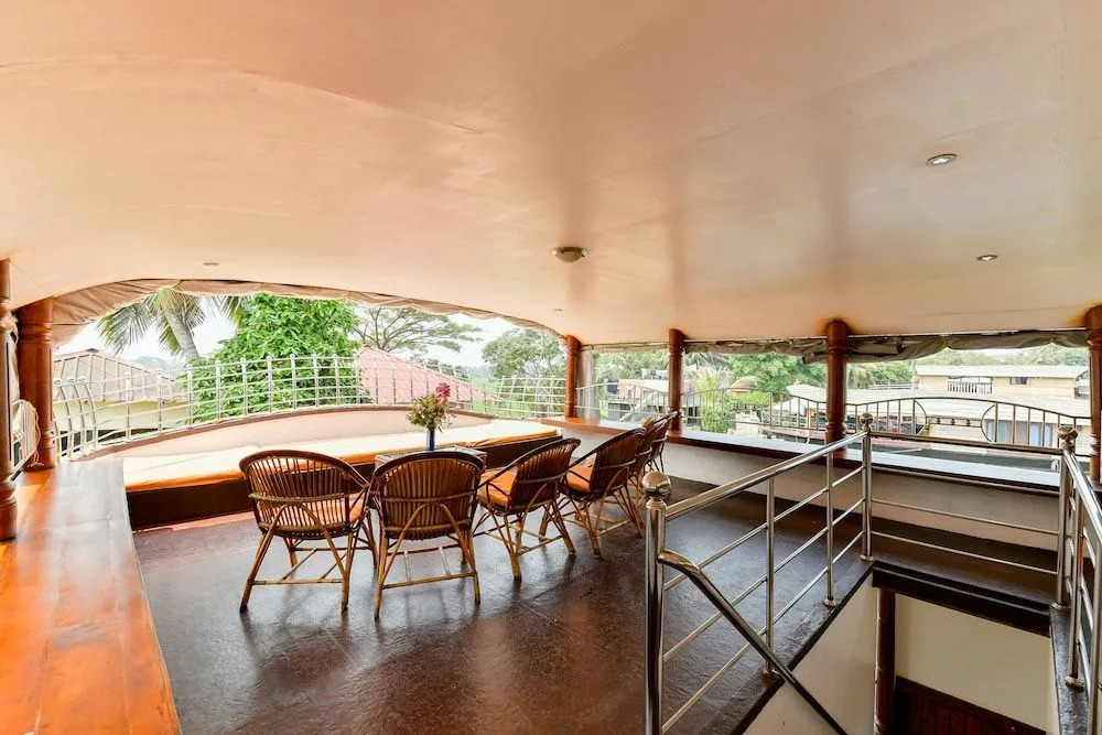 OYO 23047 Rkv Golden Petal Houseboat 3 Bhk