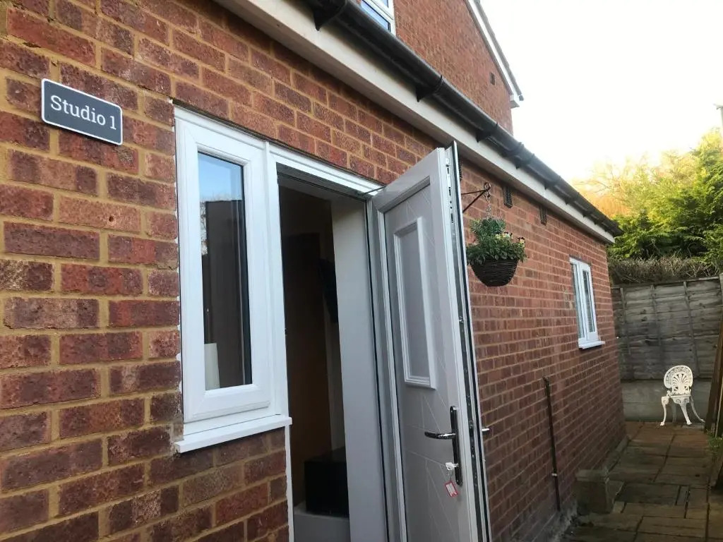 Studio-1-Staines/Heathrow/London-own entrance