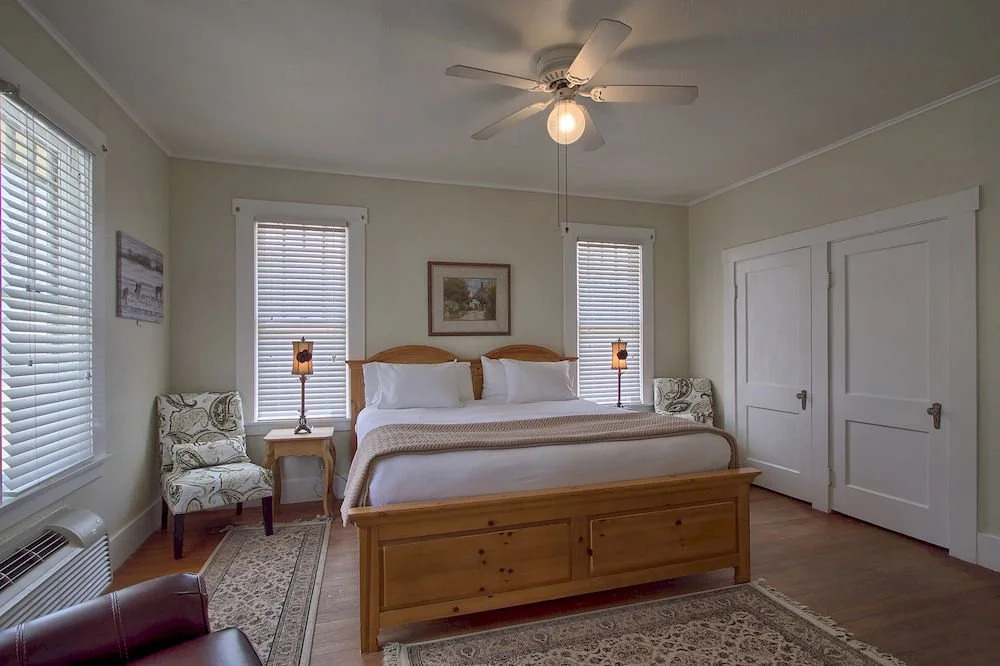 Serenity Bliss - Downtown Retreat with Pool & Hot Tub