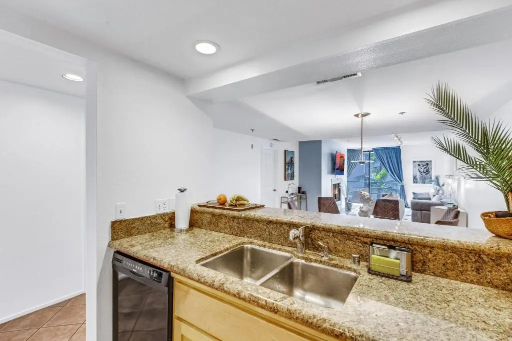 Spacious 2BR Santa Monica Beach Condo