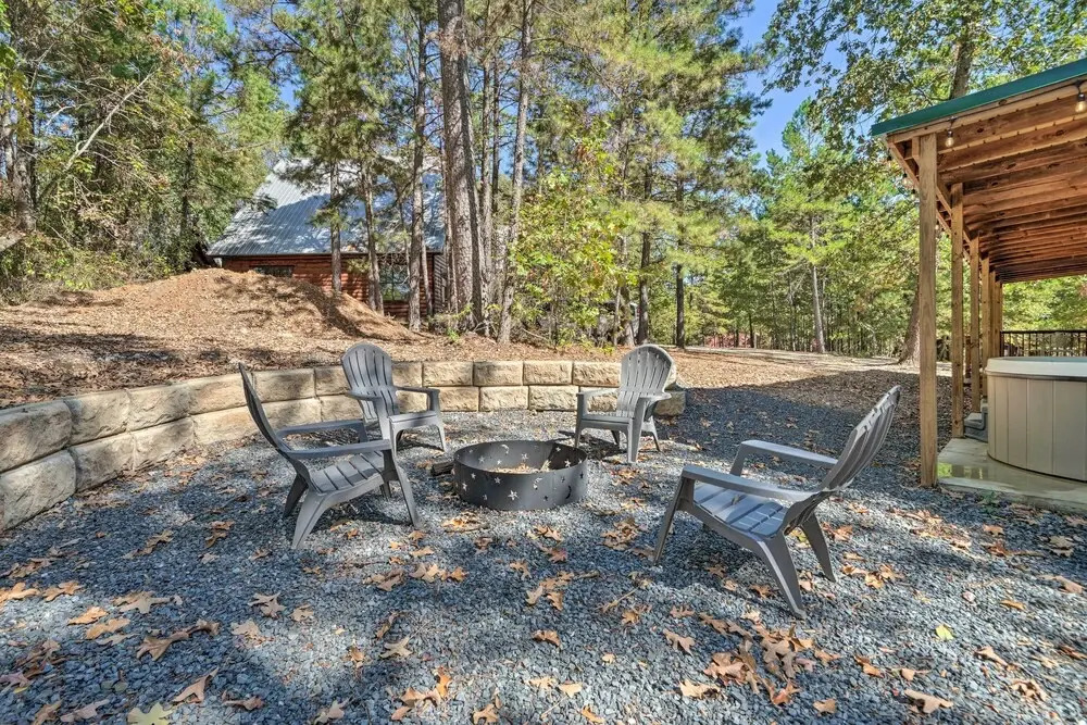 Stylish Cabin by Beavers Bend: Hot Tub & Fire Pit