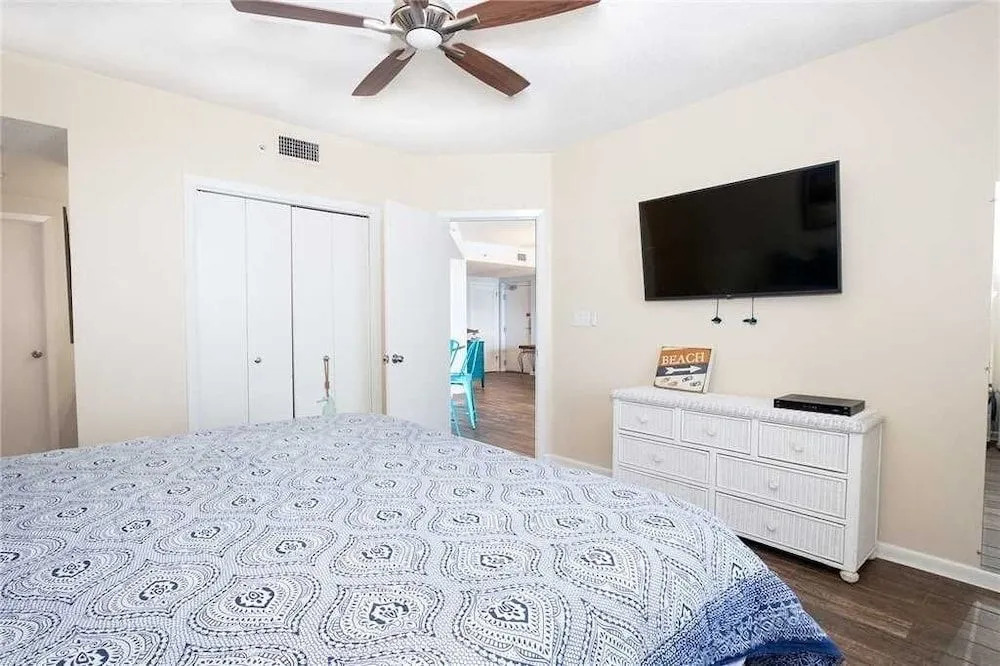 Phoenix X 604 - 3 Br condo by RedAwning