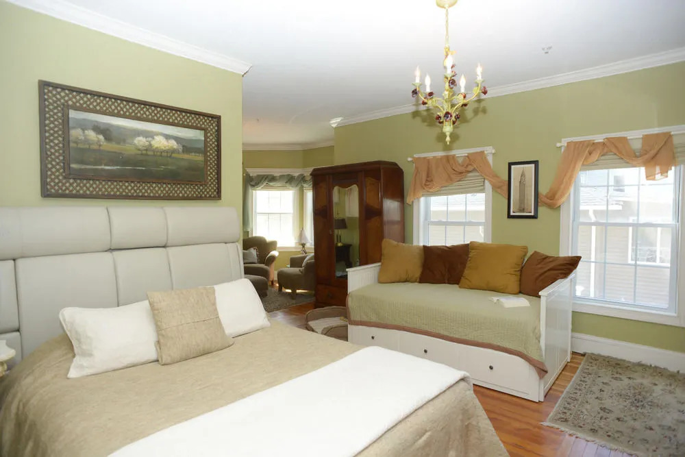 Naomis Inn Bed & Breakfast