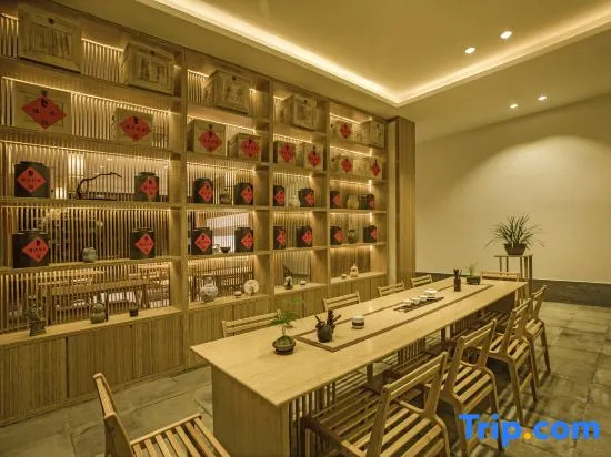Wuyishan Liuyue Mountain Stream Hotel (Sangu Resort Chongxi Walkway Branch)