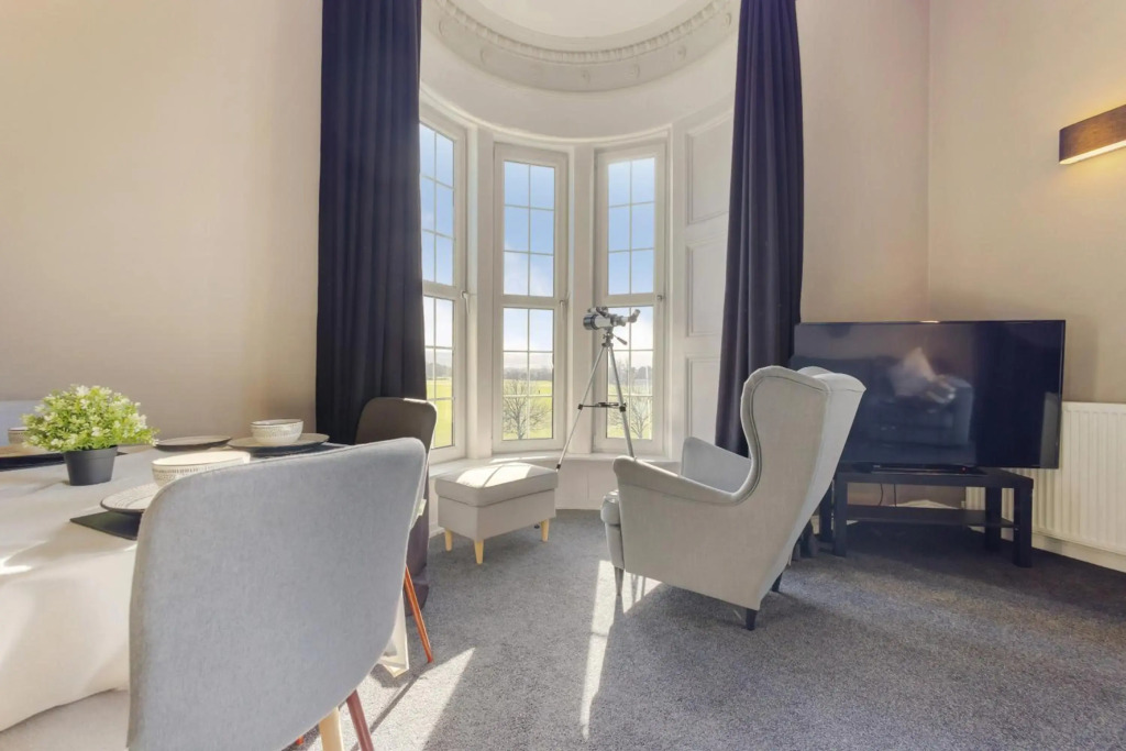 Beautiful 2 to 3 bed apartment with stunning views!