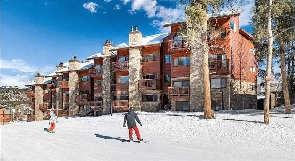 Pine Ridge 7e - Ski-in / Ski-out 3 Bedroom Condo by RedAwning