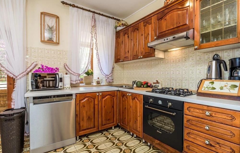 Stunning Home in Ika With 4 Bedrooms and Wifi