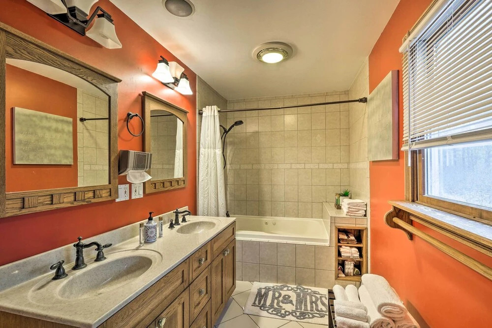 Stylish Suburban Getaway, 10 Miles to Royal Mtn!