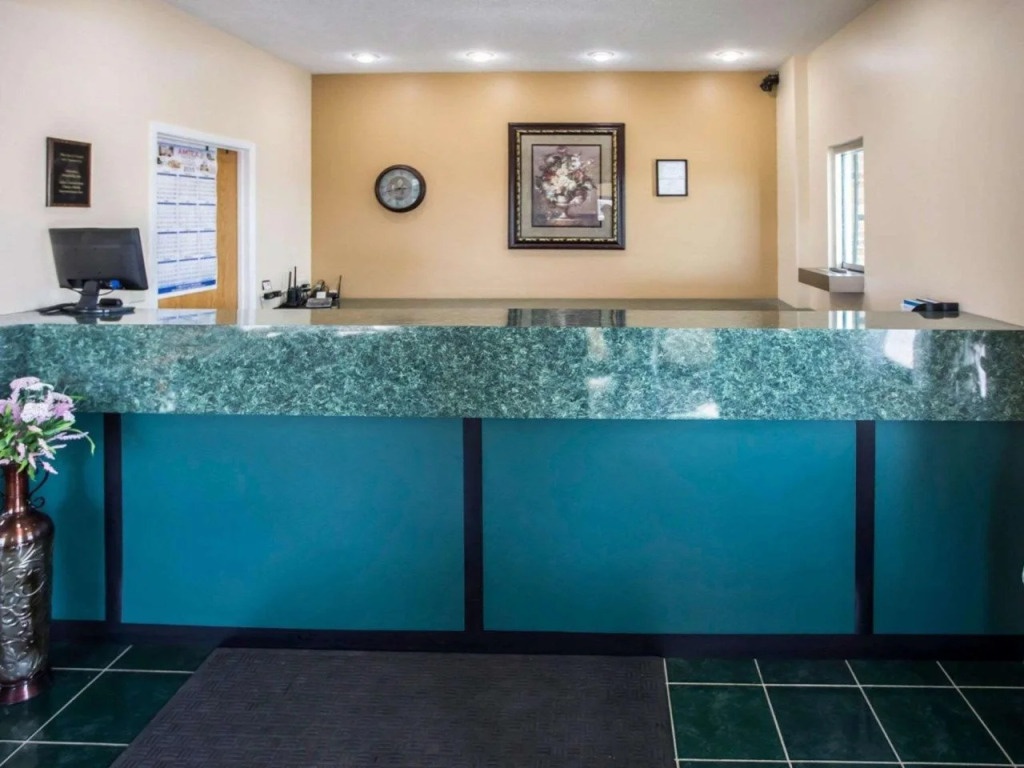 Econo Lodge Shorewood