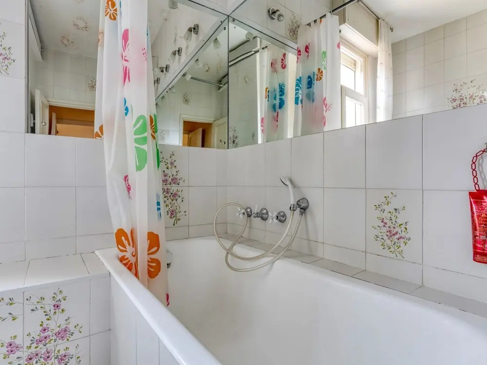 Snug Holiday Home in Salò With Balcony