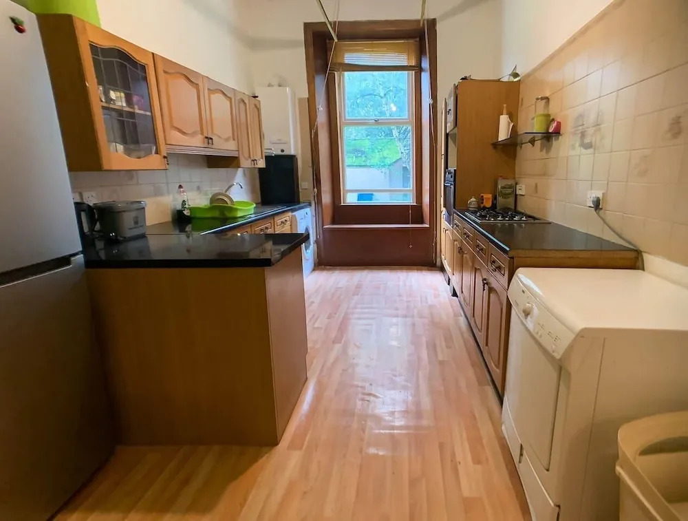Large Glasgow South Family Home - Free Parking